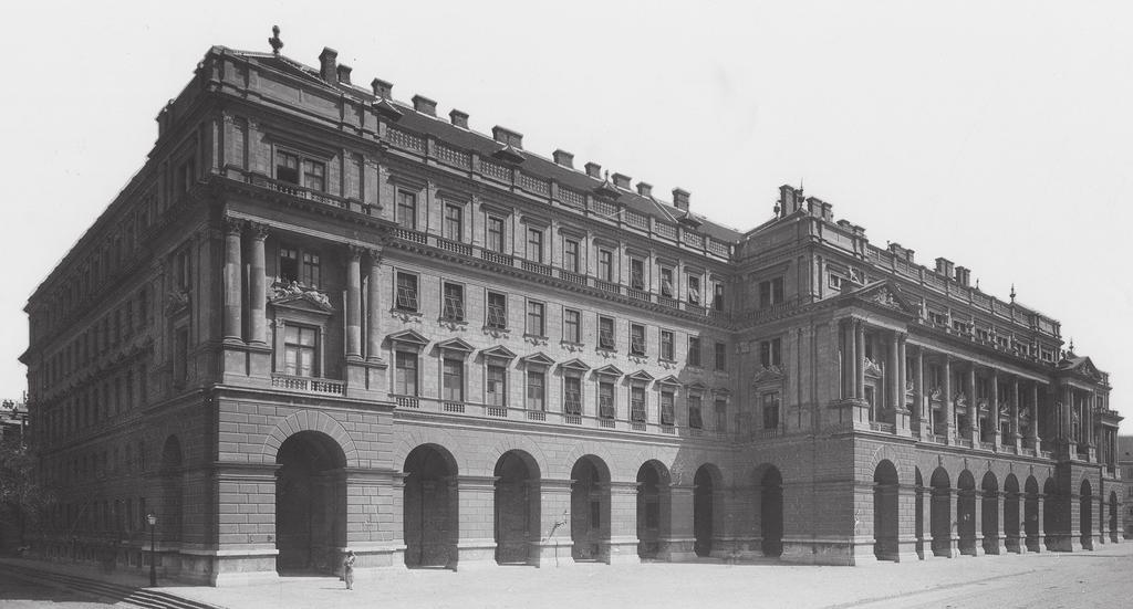 Magyar közigazgatási épületek pályázatai 11 folyamatnak, addig az 1900-as évek derekára felépült a Parlament és az Igazságügyi Palota monumentális épülete, melyek a millenniumi középítkezések