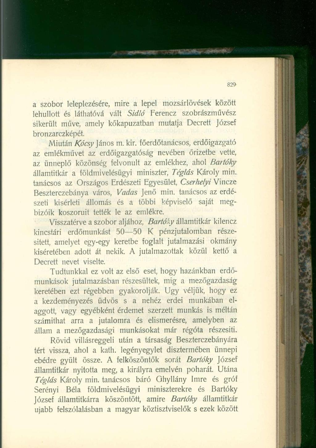 a szobor leleplezésére, mire a lepel mozsárlövések között lehullott és láthatóvá vált Sidló Ferencz szobrászművész sikerült műve, amely kőkapuzatban mutatja Decrett József bronzarczképét.