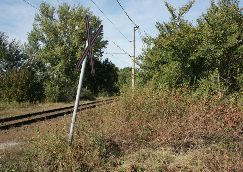 irányából az útátjáró mindkét oldalán vasúti átjáró kezdete jelzőtábla megtalálható.