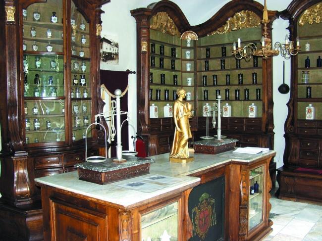 Nyitás: 1987 Gyógyszertár: 1968-ig TELEKESSY PATIKAMÚZEUM Alapítás: 1713 (jezsuita rend )