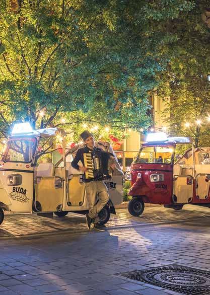 FRISS TERASZ A BUDAI VÁRBAN AL FRESO CAFE IN THE BUDA CASTLE PEST-BUDA TERASZ A Pest-Buda Vendéglő ku lönálló terasza a parkosított Hess András téren a Budai Várban, gesztenyefák árnyékában, a
