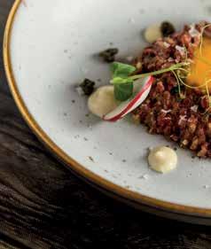 Reggelente high-end specialty kávé és reggeli kézműves péksu temény kapható, délben pedig érdemes betérni egy üzleti express ebédre, ami gyors és igazi házias ételeket kínál, kiegészítve a fő