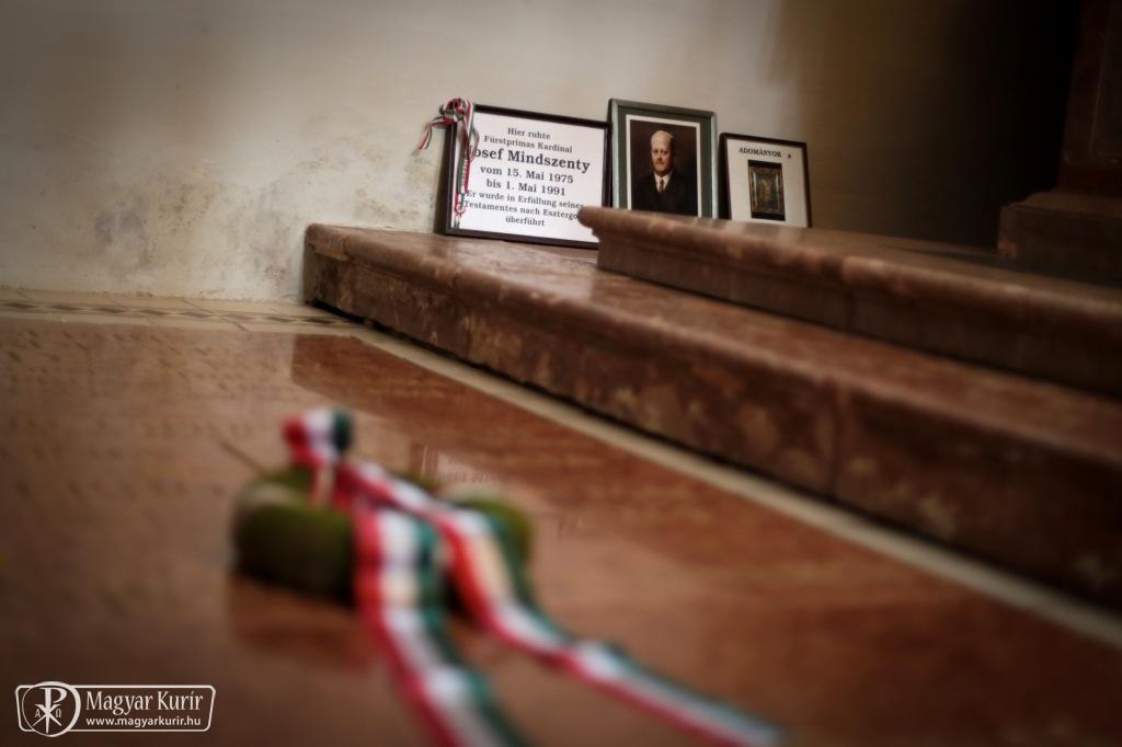 A bazilikában két magyar hercegprímás síremléke található, ők Szelepcsényi György és Mindszenty József /utóbbi ma már az esztergomi bazilikában van eltemetve/. Szelepcsényi György /Szelepcsény, 1595.
