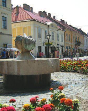 háttérben a Dobó István Gimnázium.