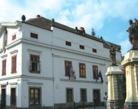 háttérben a Szent Anna templom.