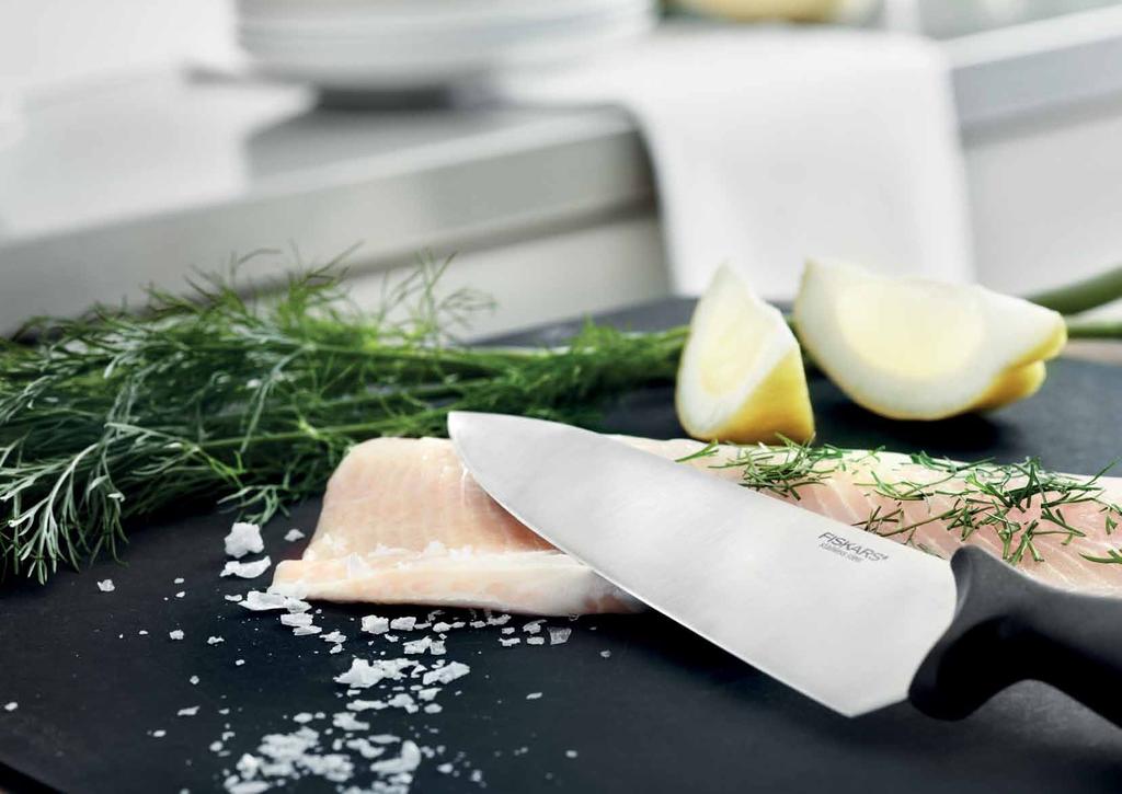 Essential A megfizethetően praktikus konyhai eszközök Az Essential termékcsalád késekből, ollókból, konyhai kiegészítőkből és edényekből áll.