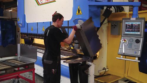 Jelentős szakértelemre és tapasztalatokra tettünk szert a farönkök vágásának mechanikai kihívásaiban.