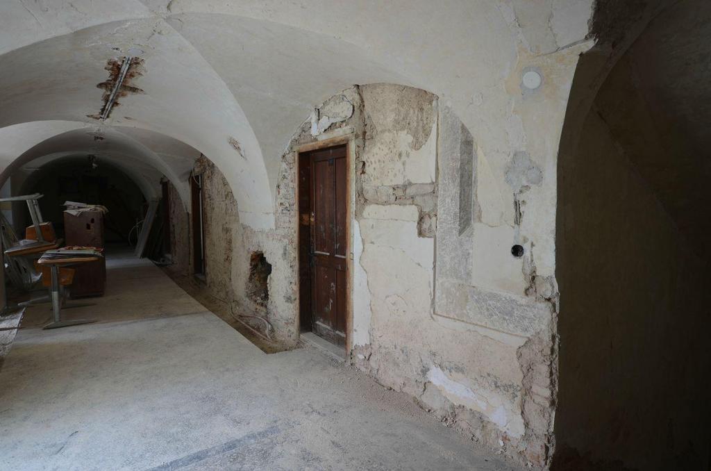 83. Nyugati szárny, első emelet.