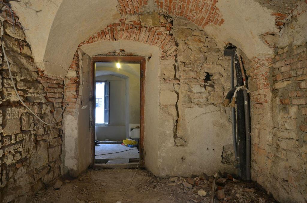 90. Nyugati szárny, első emelet.