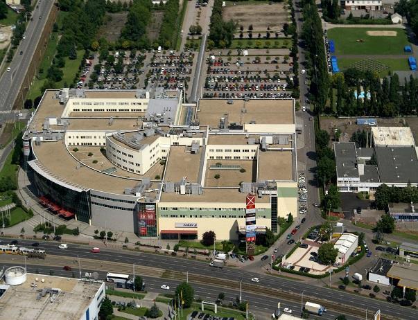 vásárlóhiányos térségbe való település, valamint az alacsony népsűrűség okozta, a központ sorsát végül MAe-