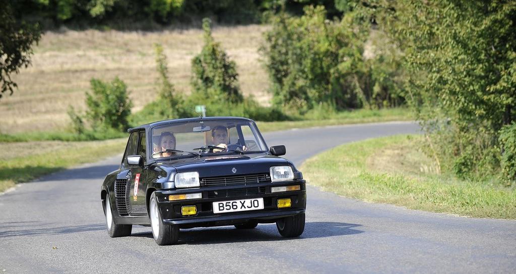 Renault R5 Turbo - 1984 Mindössze 3575 darab készült a 80-as évek méregzsákjából, amelyeket alapvetően a rallyversenyek homológizációs darabszáma miatt készítettek.