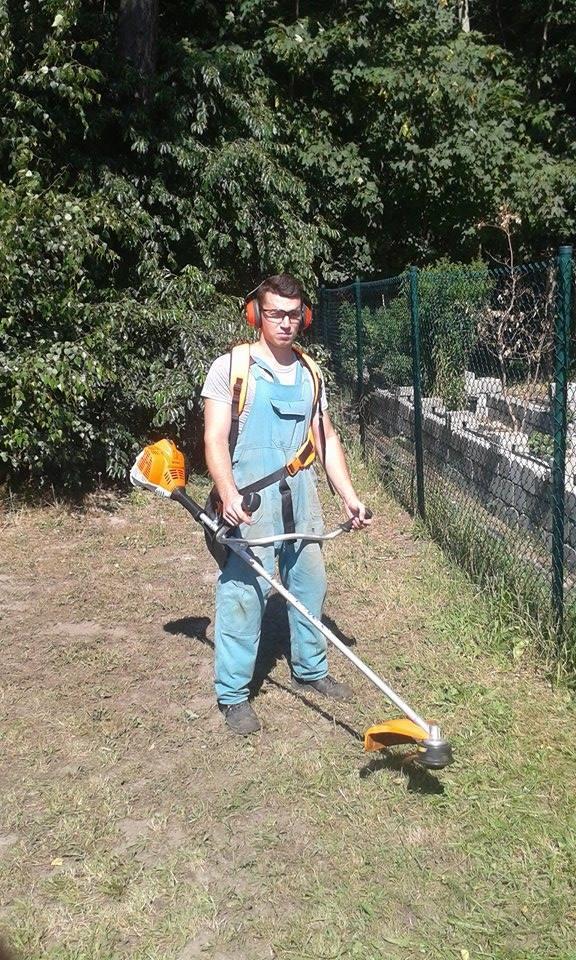 13. Nap Ma a tegnap kihúzott agroszövetet kellett letakarítani és összehajtani. Ezután az üvegház melletti gyomnövényágyást kellett kitakarítani, és elrendezni.