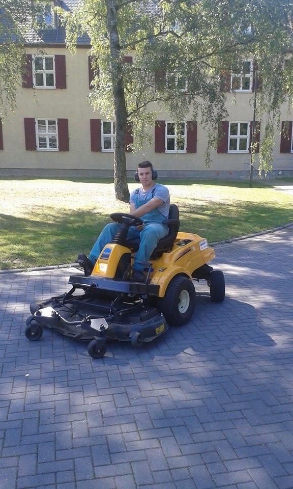 25. Nap Ma az első munkám térállásra pakolni a ciklámeneket. Utána gázpörkölővel a térközök között irtottam a gyomnövényeket.