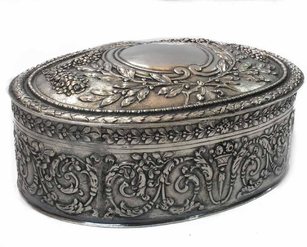Jonas Bernhard mester. Súly: 76 g Méret: 8,5 x 8,5 cm Kikiáltási ár: 30.000 Ft 254. tétel FEDELES BONBONIER Ezüst.