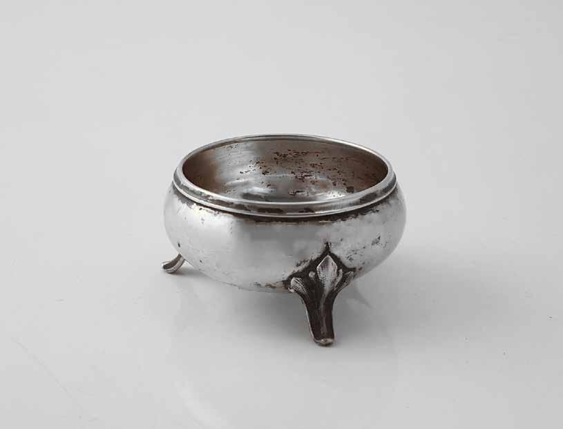 259. tétel FŰSZERTARTÓ Ezüst. Három öntött akantuszos lábon álló lapított kerekded forma. ZM vésett monogrammal Átmérő: 5 cm Súly: 25 g, 1867-1937, Bécs Kikiáltási ár: 5.