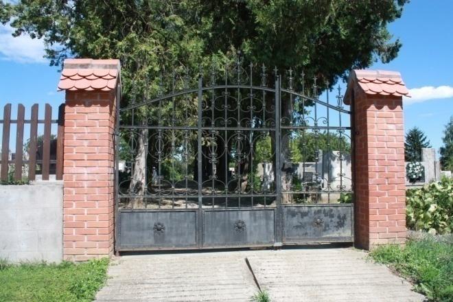 Sellye, Édesanyák útja 842, 843 H2 temetőkapuk A temető két bejárati kapuja kialakításában eltérő, de mindkettő szép példája az építészeti értékek megőrzésének.