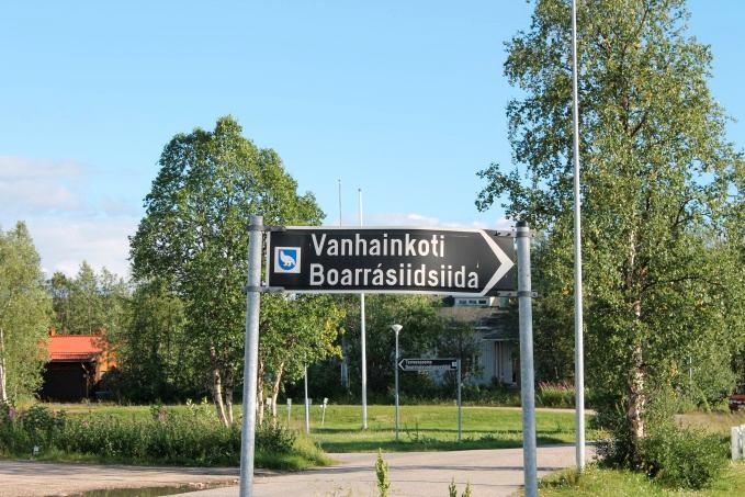 AZ ÉSZAKI SZÁMI VIZUÁLIS NYELVHASZNÁLATA A FINNORSZÁGI HETTÁBAN A Hetta központjában található intézménynevek legtöbbje irányjelző táblán is szerepel, amelyek