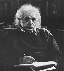 Einstein, 1905 Albert Einstein (1879-1955) Egységes, geometriai jellegű magyarázat (1908-ban Minkowski geometrizálta) Alapelvek: MINDEN inerciarendszer egyenértékű (nemcsak a mechanikában, hanem az