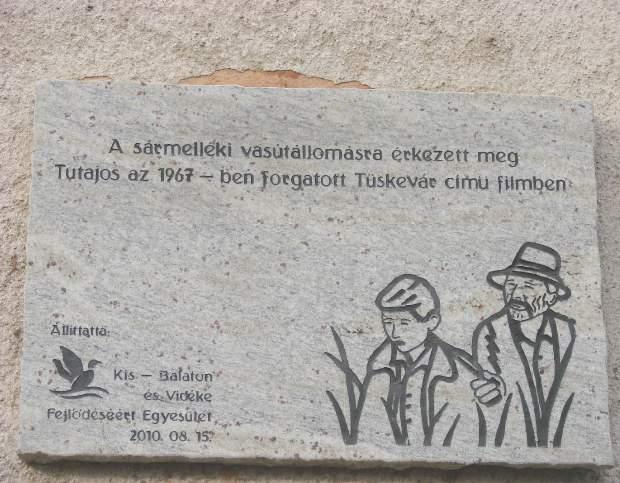3.) egészség ház (korábban alsó iskola volt) helyén lévõ épületrõl a Bogyai címert (oroszlán karddal és gólya) az 1950-es években szedték le.