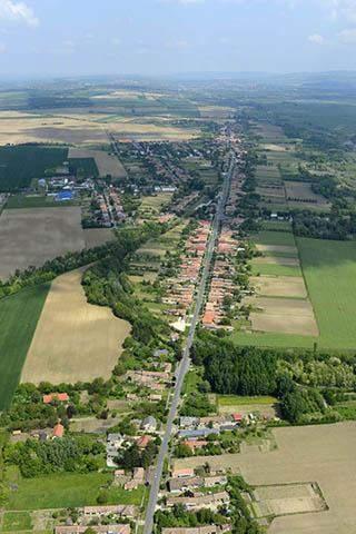 BEVEZETÉS 1 Az építészet sokszínûségét a változatos utcák, terek, épületek sokasága adja, a házak lehetnek eltérõek egymástól, más rendeltetésûek, de ha nincsenek tekintettel egymásra, zavaros,