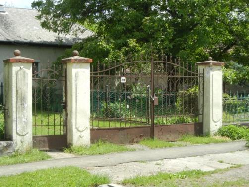 illetve kovácsoltvas kerítés