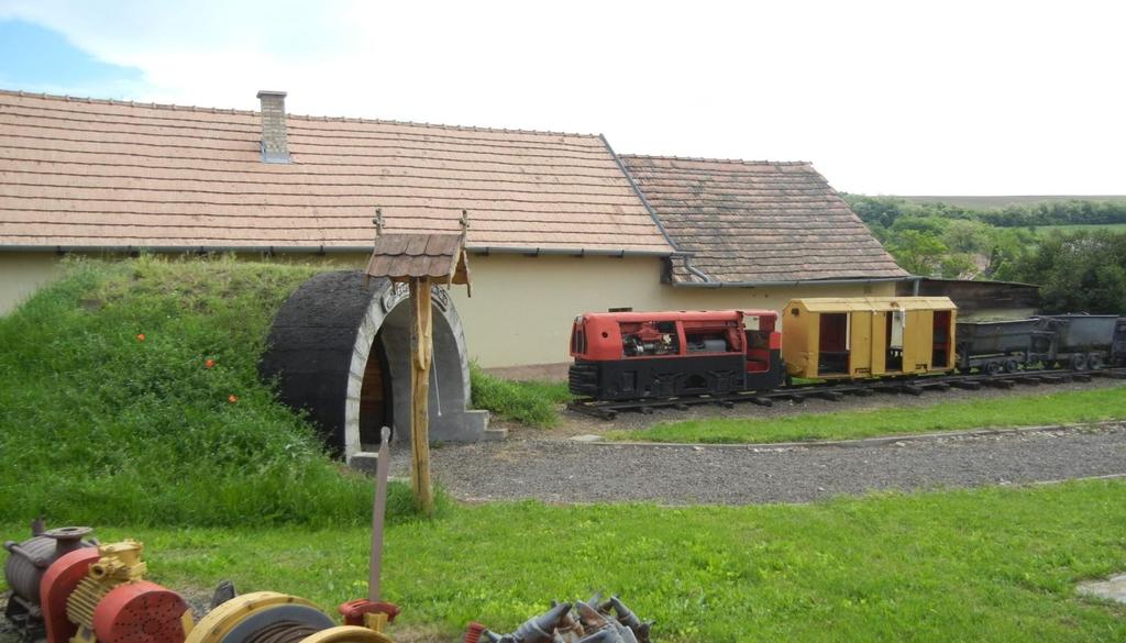 1 KÖSZÖNTŐ Egy épület szoros kapcsolatban áll környezetével, a szomszédos épületekkel, a tájjal ugyanakkor magán hordozza tulajdonosának személyigét, kisugárzását is.