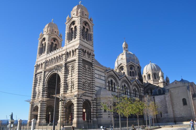 La Corniche tengerparti sétány, Escale Borely Sainte-Marie-Majeure neobizánci székesegyház, Szent János-erőd, Szent Lóránttemplom (távolról) és a Notre-Dame de la Garde Régi kikötő Autóbuszos
