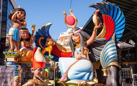 Utolsó állomásunkon, a Fallas Múzeumban vicces, kézzel készített figurákat látni, melyek egy helyi hagyományhoz, a minden évben március 19-én kezdődő ötnapos valenciai Tavaszköszöntő ünnephez (Fallas