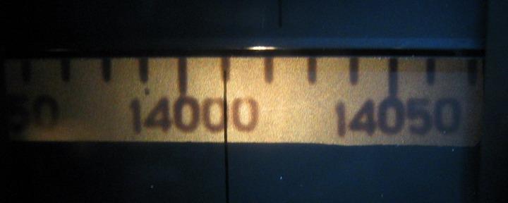 4 A táblázatot megvizsgálva arra a következtetésre jutottam, hogy a VFO (első oszcillátor) jelét és egy 2200 khz-es kvarc jelét összekeverve (5)-7-10-14-18 MHz-es jelhez juthatok, amely alapján a