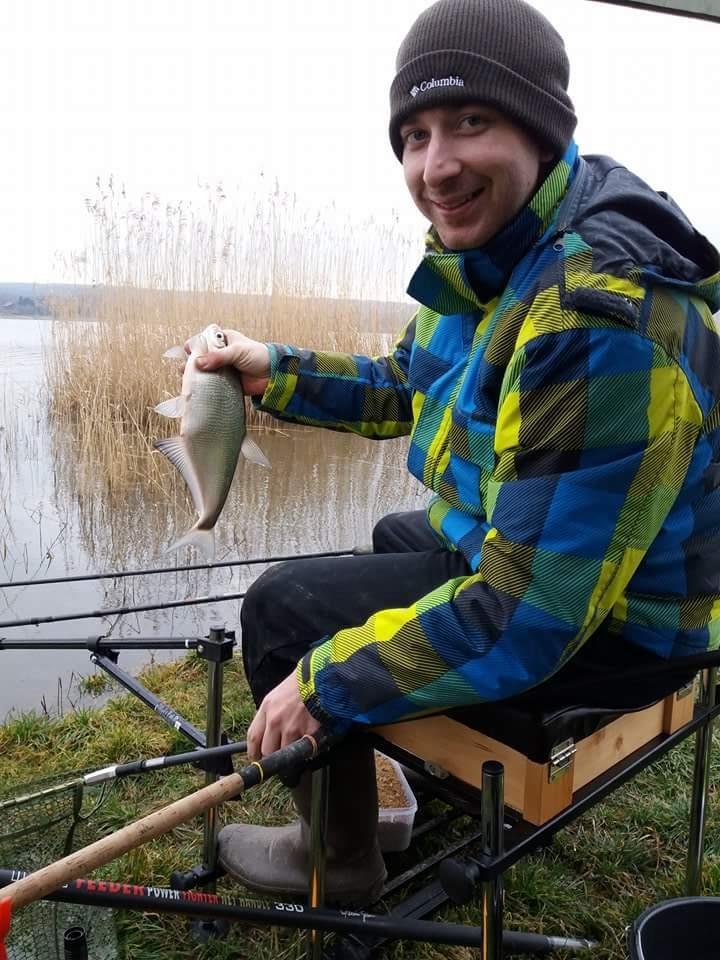Delet ütött az óra, úgy gondoltam, itt valamit változtatni kell, így felkerült a benti és a kinti botra is az élő csali mellé fél-fél szem puffasztott rizs.