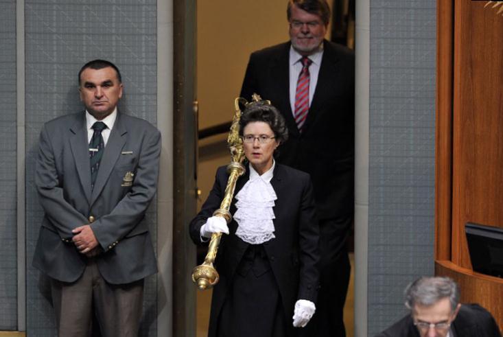A jogarvivő (Serjeant-at Arms) 2.3. Vezető tisztségviselők A Képviselőház elnevezése a brit alsóház vezetőjéhez hasonlóan The Speaker, aki az alsóház által választott politikus.