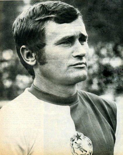 Tichy Lajos (fotó: Petrovits László) A honvédosok egymást váltva szájon át történ? mesterséges lélegeztetéssel próbálják életre kelteni imádott mesterüket. Amikor egyértelm?