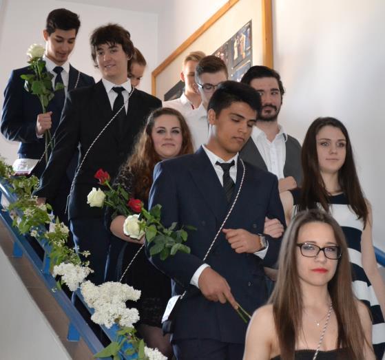 Opraštao se stari đak POSLANJE SE NASTAVLJA U našoj je školi opraštanje i ove godine bila vesela svečanost uz pokoju suzu Dana 30. travnja od HOŠIG-a se opraštalo deset učenika 12. razreda.