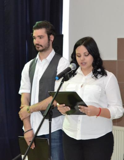 Osim dobrih i prijateljskih savjeta sada već najstarijih školaraca, u putnoj su torbici maturanata i stihovi Halila Džurbana Prorok, koje je interpretirala Kyra Szabó i riječi Márka Süvega Helyből