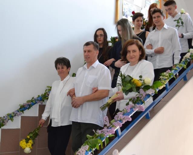 Ballagott a vén diák A KÜLDETÉS FOLYTATÓDIK... Könnyes és vidám ünnepség volt idén is iskolánkban a ballagás...április 30-án a HOŠIG-tól a 12. osztály tíz diákja vett búcsút.