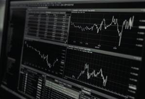 E szakon három lehetséges specializáció választható jelenleg: Alkalmazott analízis, Műszaki matematika, Pénzügy-matematika.