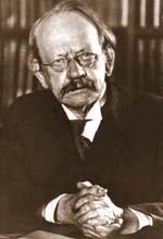 Történeti áttekintés Sir Joseph John Thomson a katódsugárzás részletes vizsgálata alapján fedezi fel az elektront 1897-ben Kimutatta a katódsugarak elektromos tér hatására