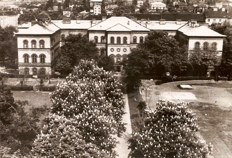 Az Erzsébet Tudományegyetem alapítása, a pozsonyi és budapesti évek története A bölcsészkart a kolozsvárival együtt a budai Paedagogium épületében (9. kép) helyezték el.