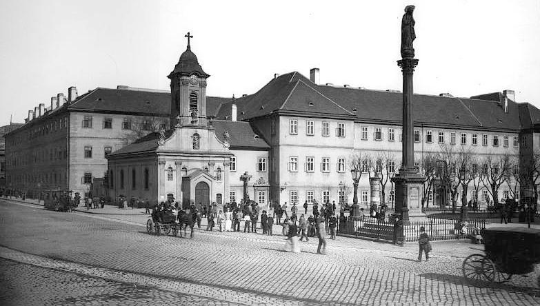 az utolsó, 1922/23-as tanévet Pécsett.33 A három kar szinte kivétel nélkül magyar 8.