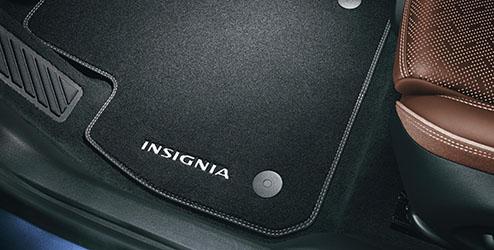 Kifejezetten az Opel Insignia-hoz készült Elérhető jet fekete színben Insignia felirattal az első szőnyegeken Opel illesztési szabványoknak