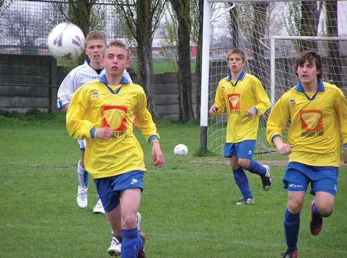 Aktív labdarúgóként a Dolný Kubín, Rača (járási baj nokság), Nižná na Orave, majd Csallóközben a lúcsiak mezét vi selte.