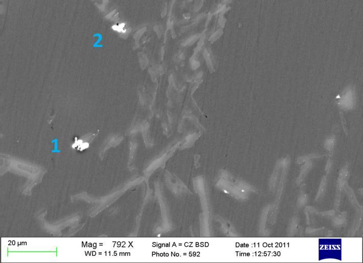 a) b) 21. ábra: A 2/3 (152 ppm Sr) minta scanning elektronmikroszkópi felvétele és a hozzá tartozó spektrumok (A scanning elektronmikroszkópi felvételt és a mikroszondás analízist Dr.