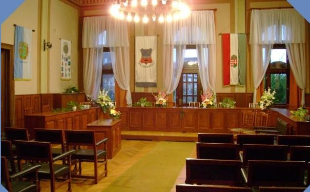 A földszinten különféle irodák kaptak helyet, az emeleten alakították ki a 108 m 2 es