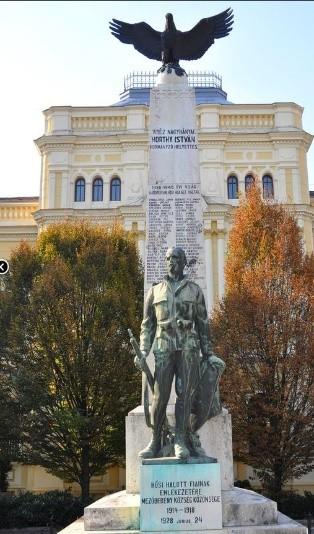 A városháza előtt világháborús emlékmű áll, mely Vass Viktor munkája.