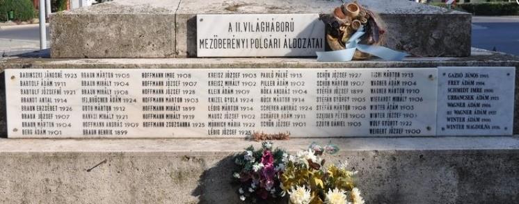 A turul az idők folyamán lekerült, majd ismét visszakerült az oszlopra.