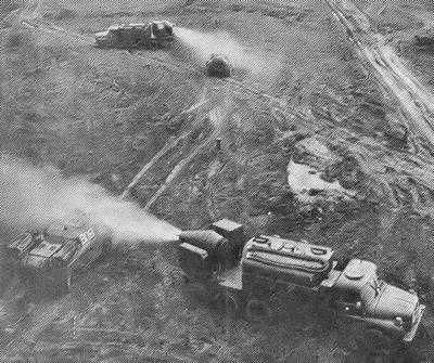 számú kép: TZ-74-es hőlégsugaras mentesítő gépkocsi mentesítési szakfeladat végrehajtása közben Ebben az időszakban került hadrendben a Nagynyomású Mentesítő