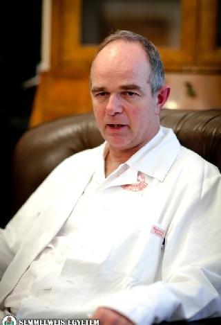 Elérhetőségek Klinika igazgató: Prof. Bérczi Viktor Tanulmányi adminisztráció: Keviczky Katalin Titkárság telefon: 06-1-210-0307 E-mail: titkarsag.radi@med.