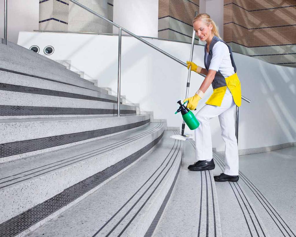 PRE-WASH TOOLS MÓDSZEREK VERMOP Alkalmas az egylépcsős nedves felmosáshoz A mopok központi előkészítése Vizet és