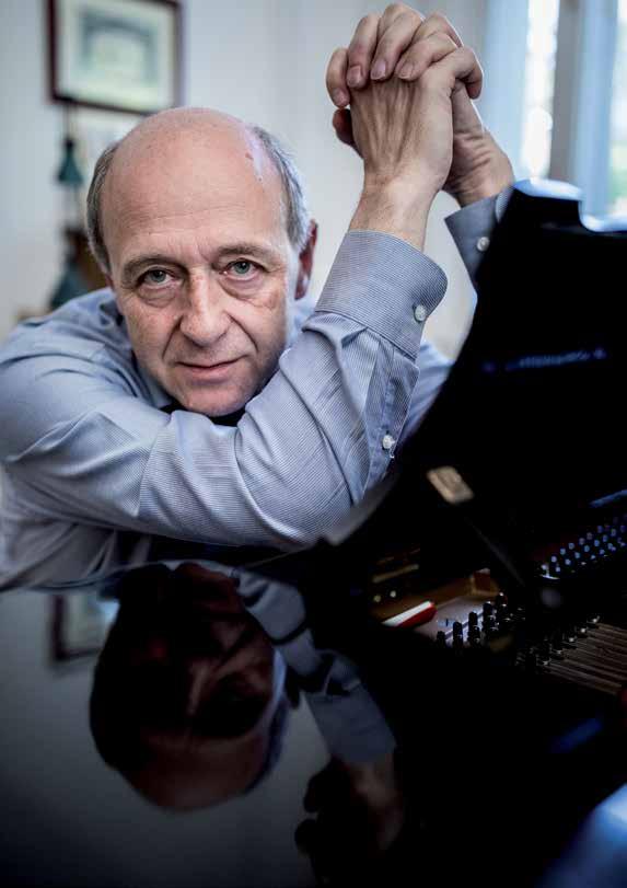 IVÁN FISCHER 8 Iván Fischer osnivač je i, od samog početka, ravnatelj Budimpeštanskog festivalskog orkestra. Uz to je glazbeni ravnatelj Konzerthausa i 9 Orkestra Konzerthausa u Berlinu.