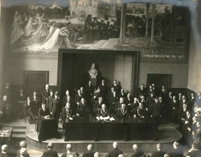 Az Erzsébet Tudományegyetem pozsonyi és pécsi időszakának relikviái a Pécsi Egyetemtörténeti Gyűjteményben 7. kép Az első pécsi tanévnyitó 1923-ban 8.
